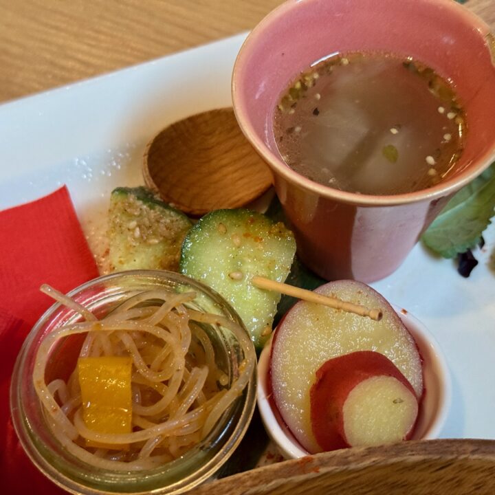 「cafe...TEMPUS」季節のワンプレートランチ（いくらのせ 秋の味覚のチーズ入りクリームオムライスとローストポークプレート）