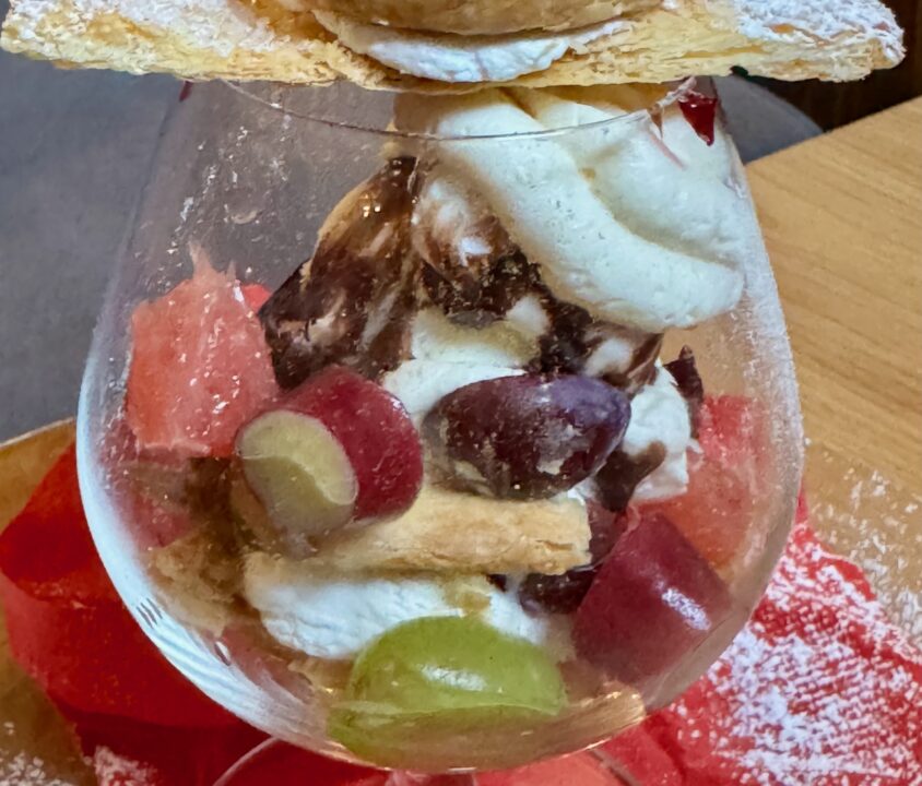 「cafe...TEMPUS」季節フルーツとお芋のパフェ