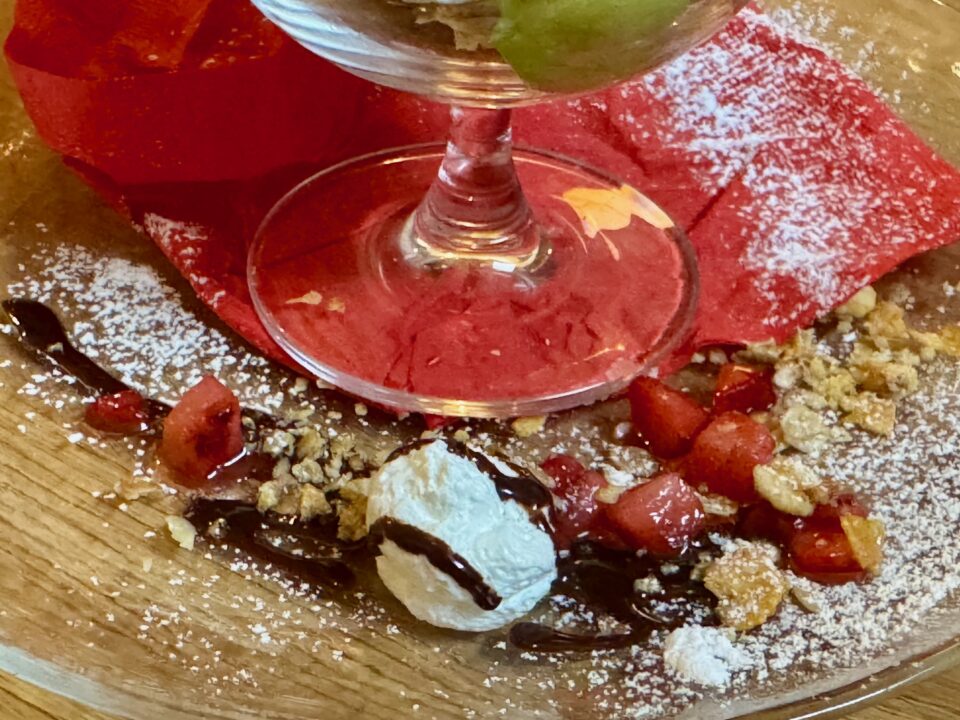 「cafe...TEMPUS」季節フルーツとお芋のパフェ
