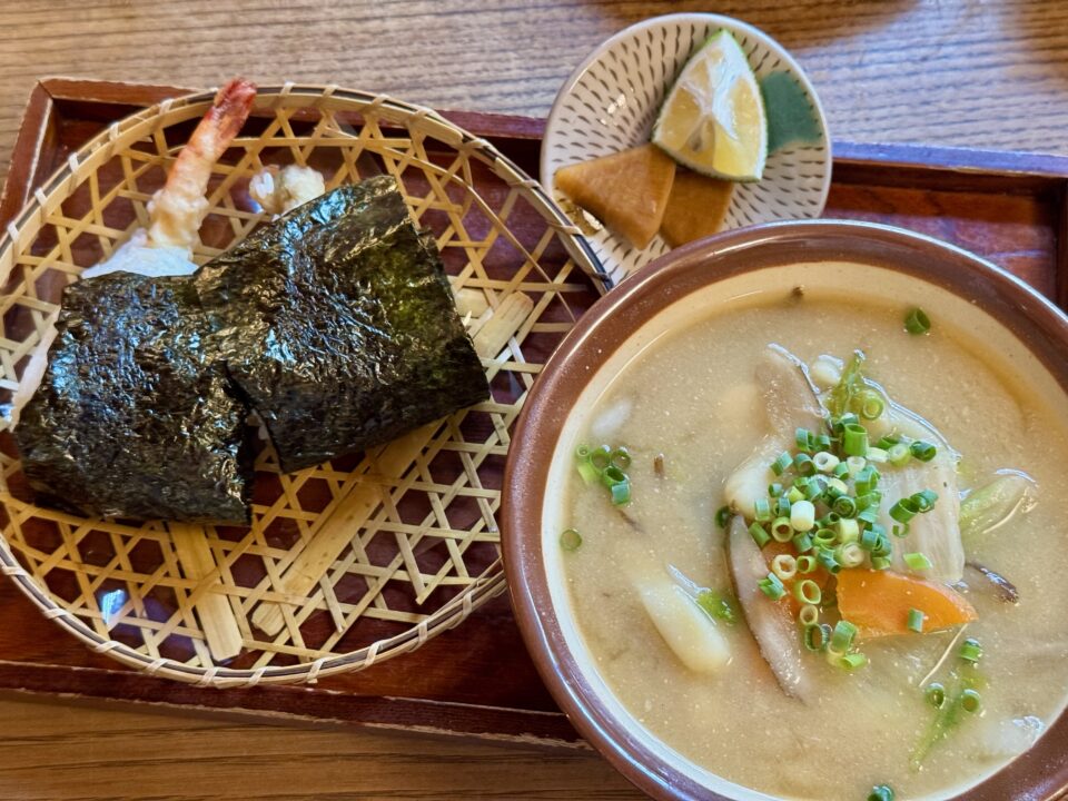 「甘味茶屋」だんご汁と天むすび2個