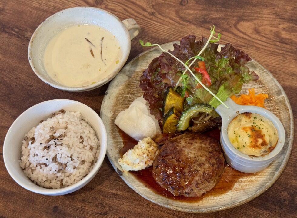 「cafe Green Brown（カフェ グリーン ブラウン）」県産ハンバーグと彩りサラダといろいろプレート