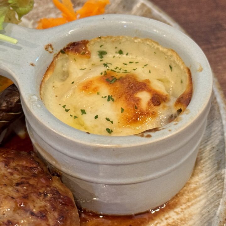 「cafe Green Brown（カフェ グリーン ブラウン）」県産ハンバーグと彩りサラダといろいろプレート