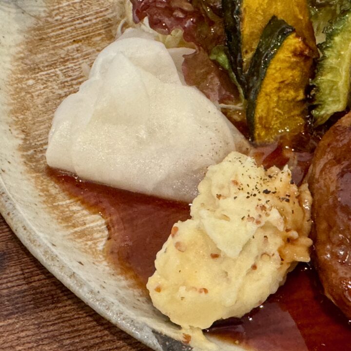 「cafe Green Brown（カフェ グリーン ブラウン）」県産ハンバーグと彩りサラダといろいろプレート