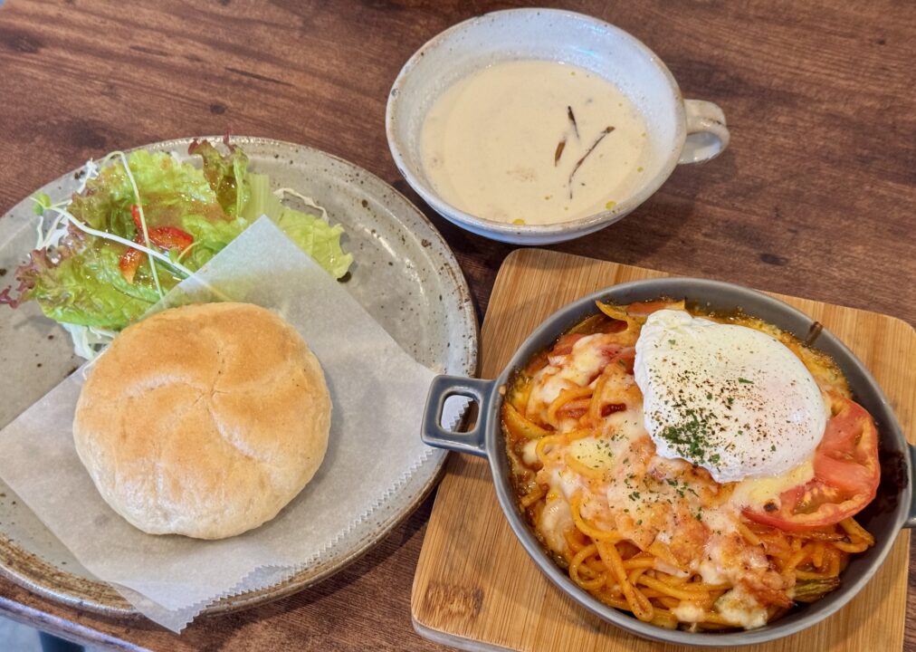 「cafe Green Brown（カフェ グリーン ブラウン）」グリルトマトとナポリタングラタン