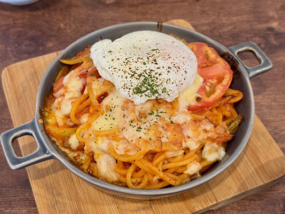 「cafe Green Brown（カフェ グリーン ブラウン）」グリルトマトとナポリタングラタン