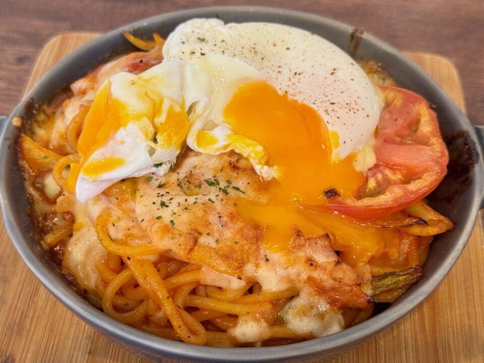 「cafe Green Brown（カフェ グリーン ブラウン）」グリルトマトとナポリタングラタン