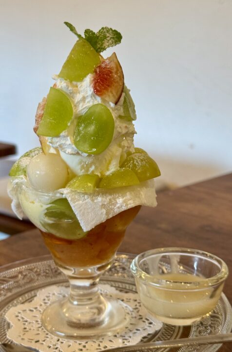 「cafe Green Brown（カフェ グリーン ブラウン）」まるでシャインマスカット大福パフェ〜時々いちぢく〜・ハーフ