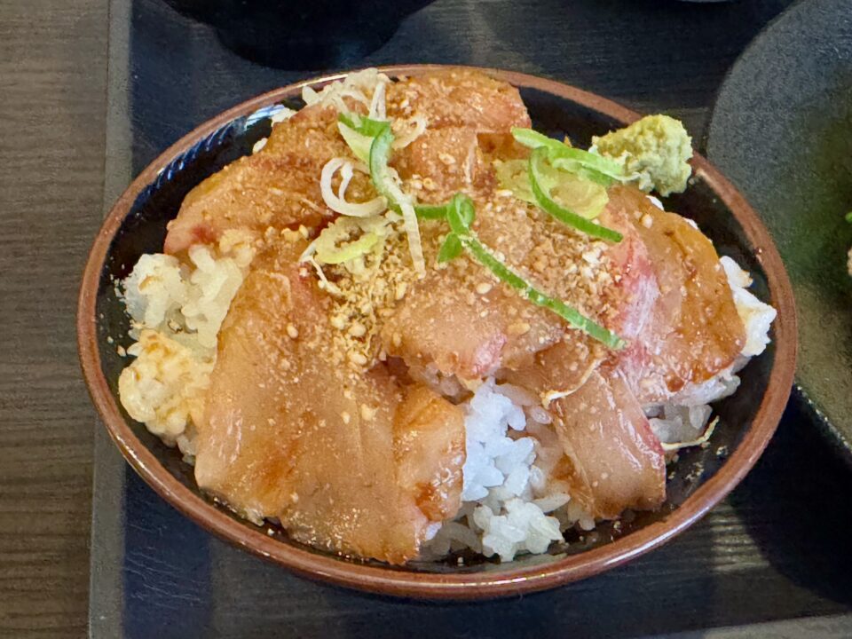 「和食ダイニング 海龍」ご飯に琉球のせ