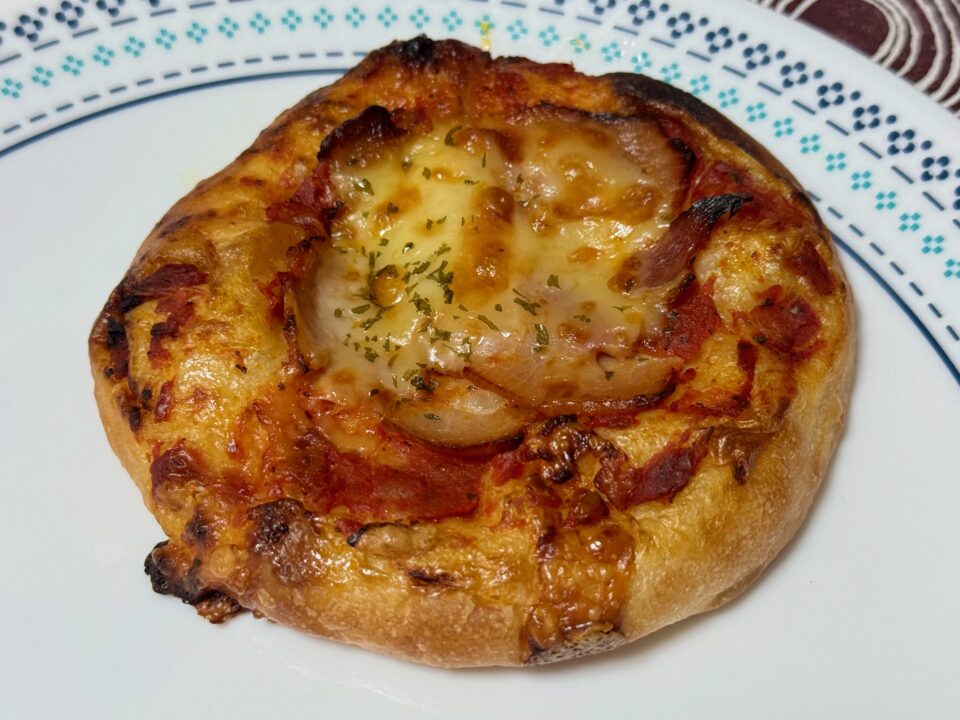 「ダルマベーカリー」トマトベーコンピザ