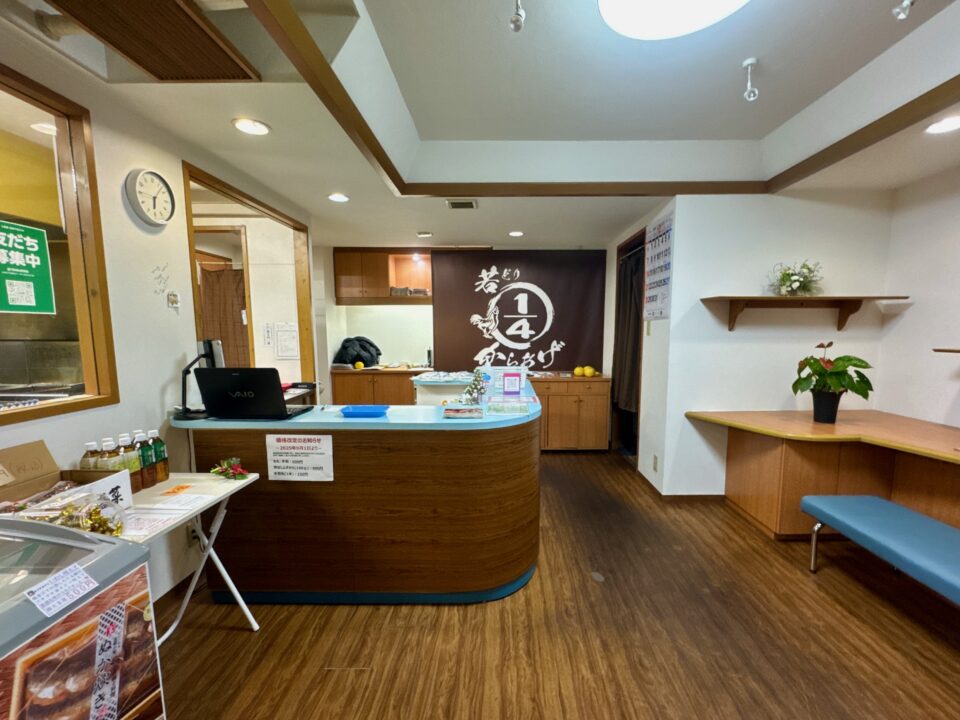 「若どり4分の1からあげ 肉の城南 南大分店」店内