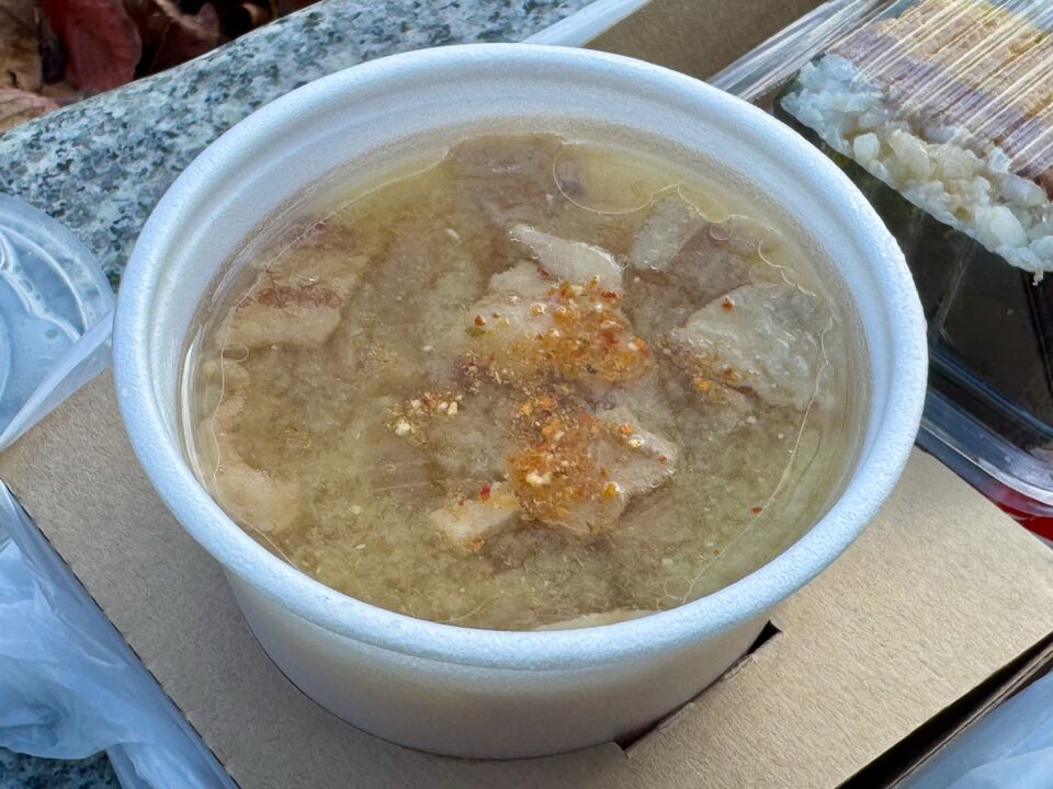 「想結び（おむすび）」具だくさん豚汁