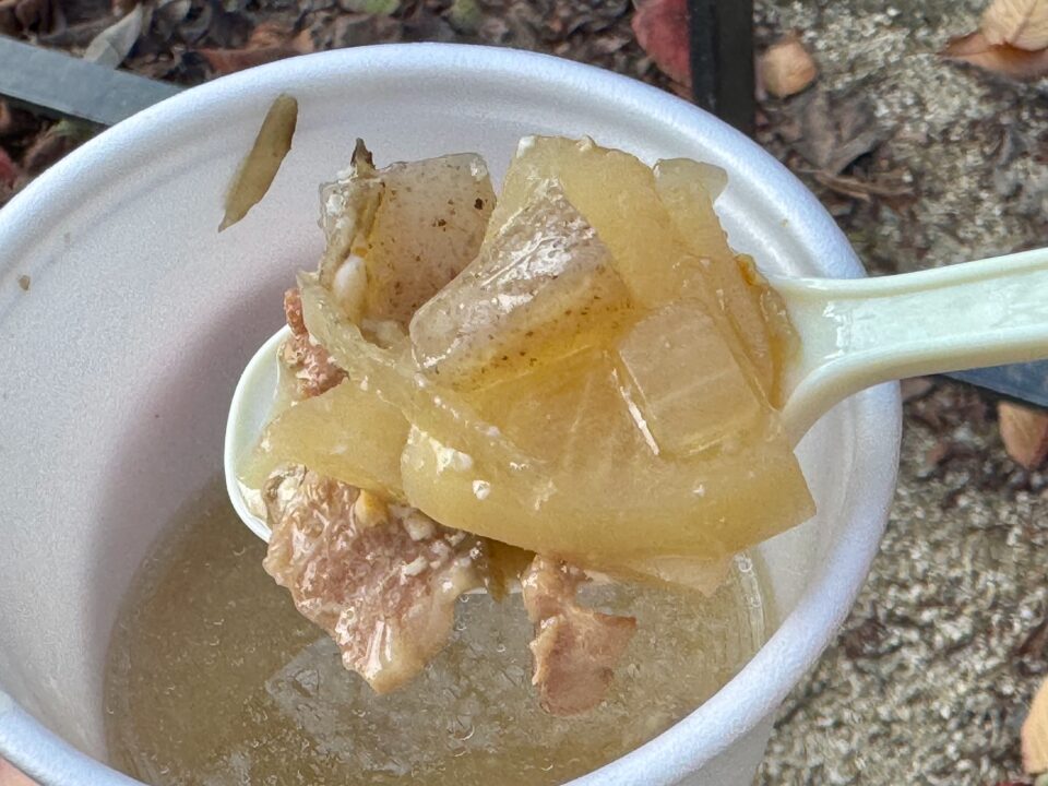 「想結び（おむすび）」具だくさん豚汁