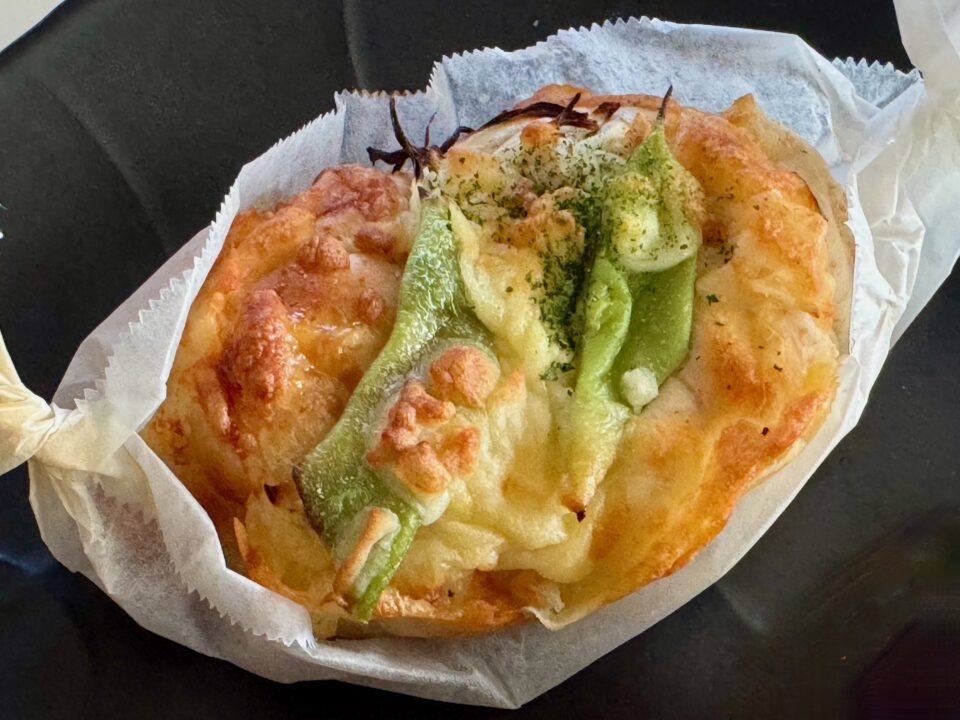 「HARIYO ハリヨ」季節野菜のチーズパン