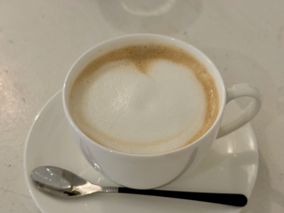 「3’s Cafe（サンズカフェ）」hotカフェラテ