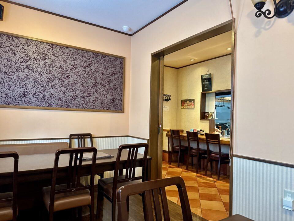 「グリルみつば」店内