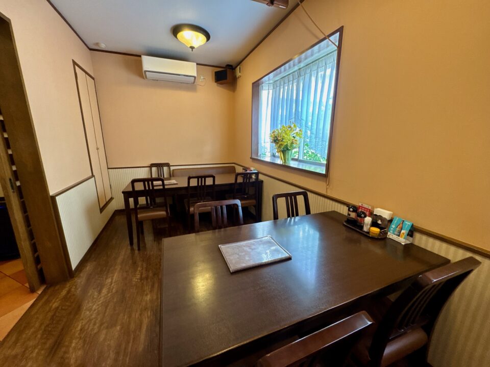 「グリルみつば」店内