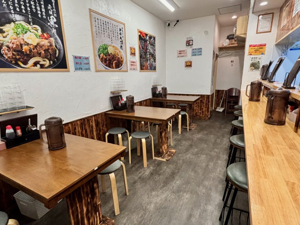 「小倉名物 肉うどんいのうえ 大分店」店内