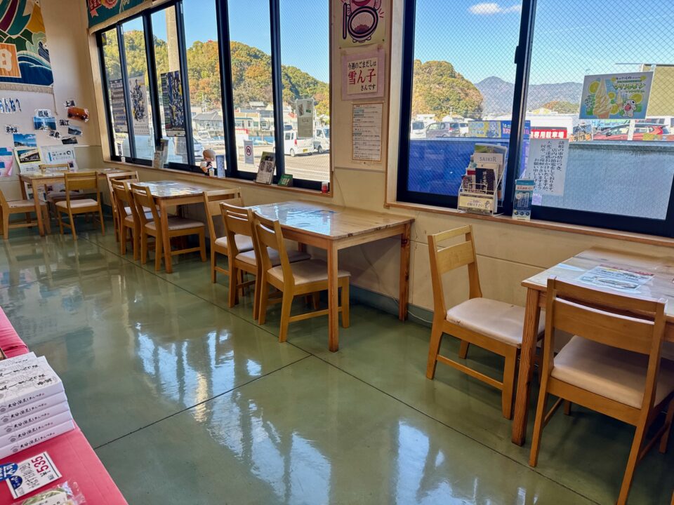 「さいき海の市場◯」軽食コーナーのイートインスペース