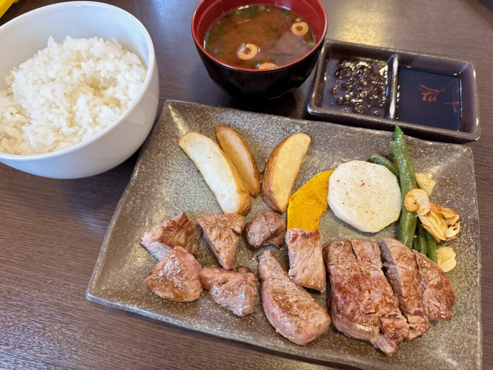 「グリルみつば」ステーキランチ（フィレステーキ）