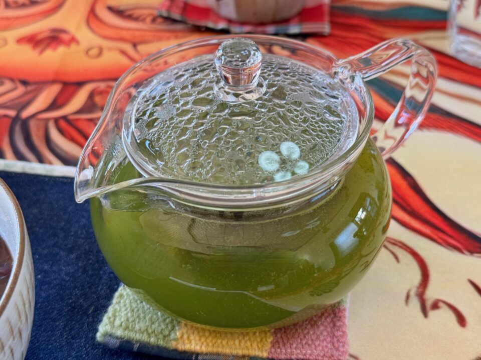 「どろぜんざい 甘吉」お茶