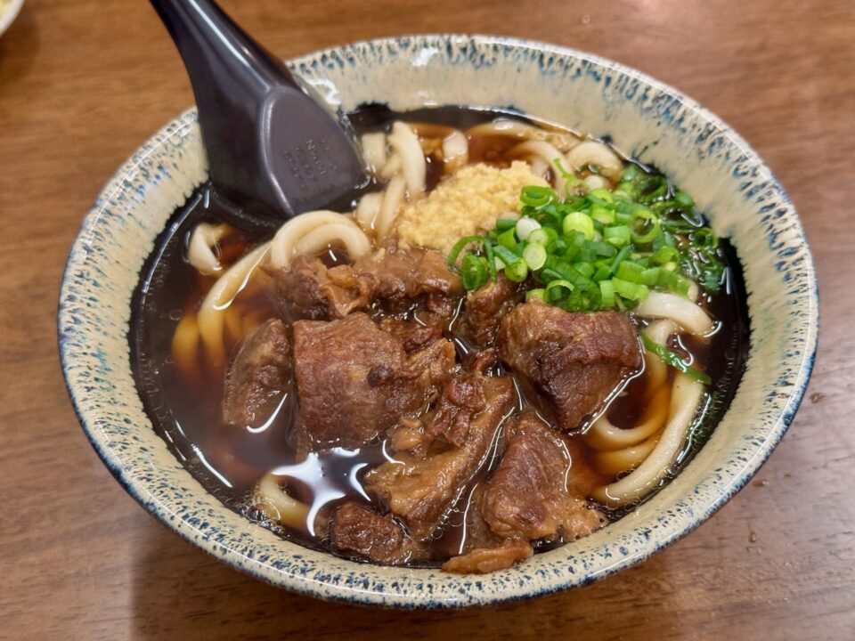 「小倉名物 肉うどんいのうえ 大分店」黒肉うどん