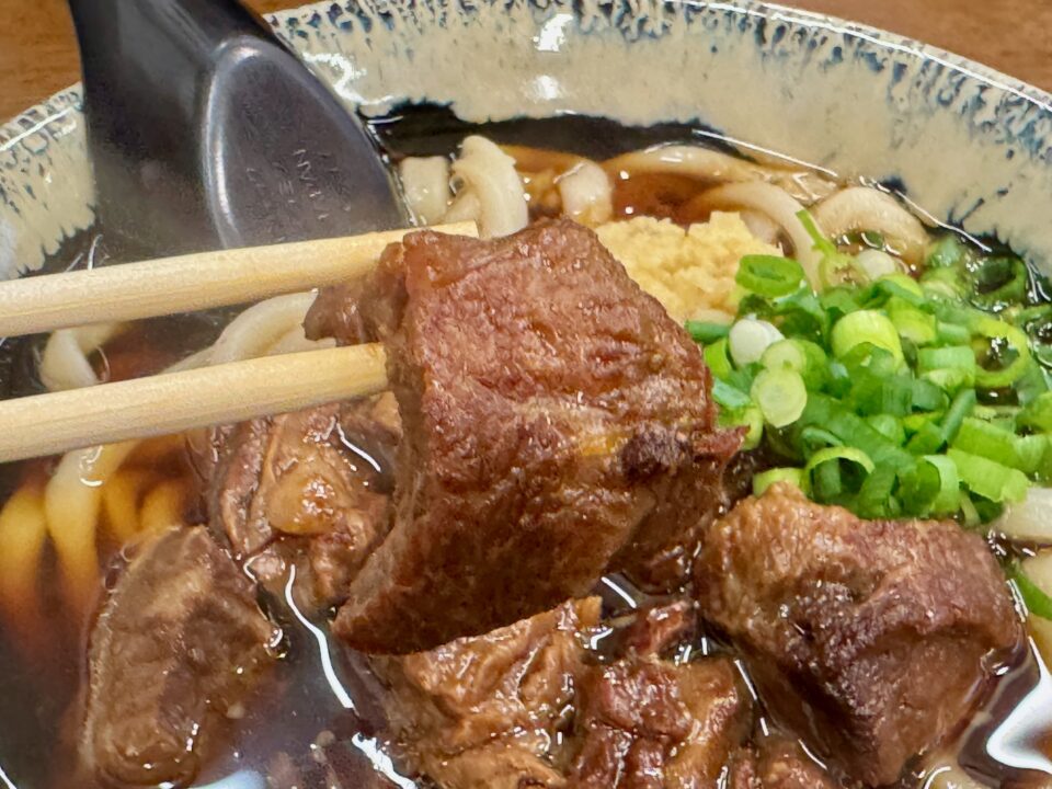 「小倉名物 肉うどんいのうえ 大分店」黒肉うどん