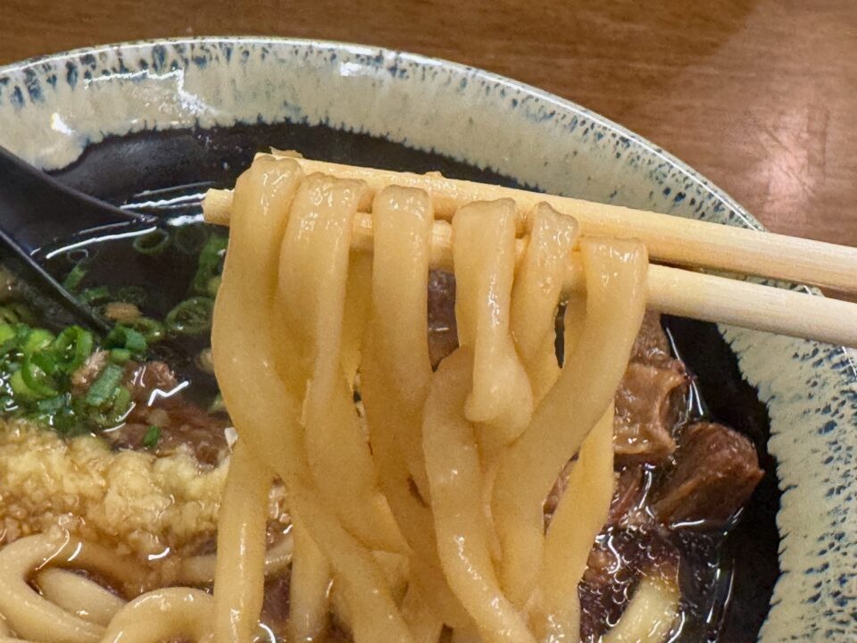 「小倉名物 肉うどんいのうえ 大分店」黒肉うどん