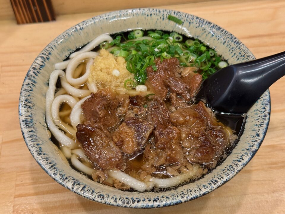 「小倉名物 肉うどんいのうえ 大分店」白肉うどん