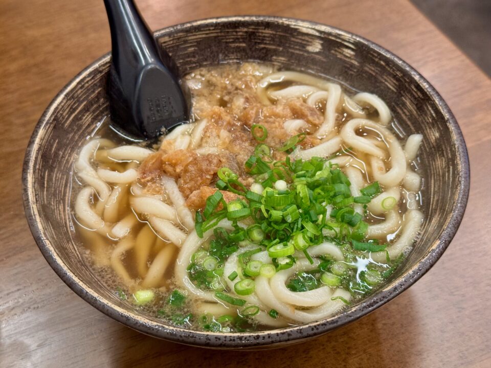 「小倉名物 肉うどんいのうえ 大分店」佐賀牛脂かすうどん