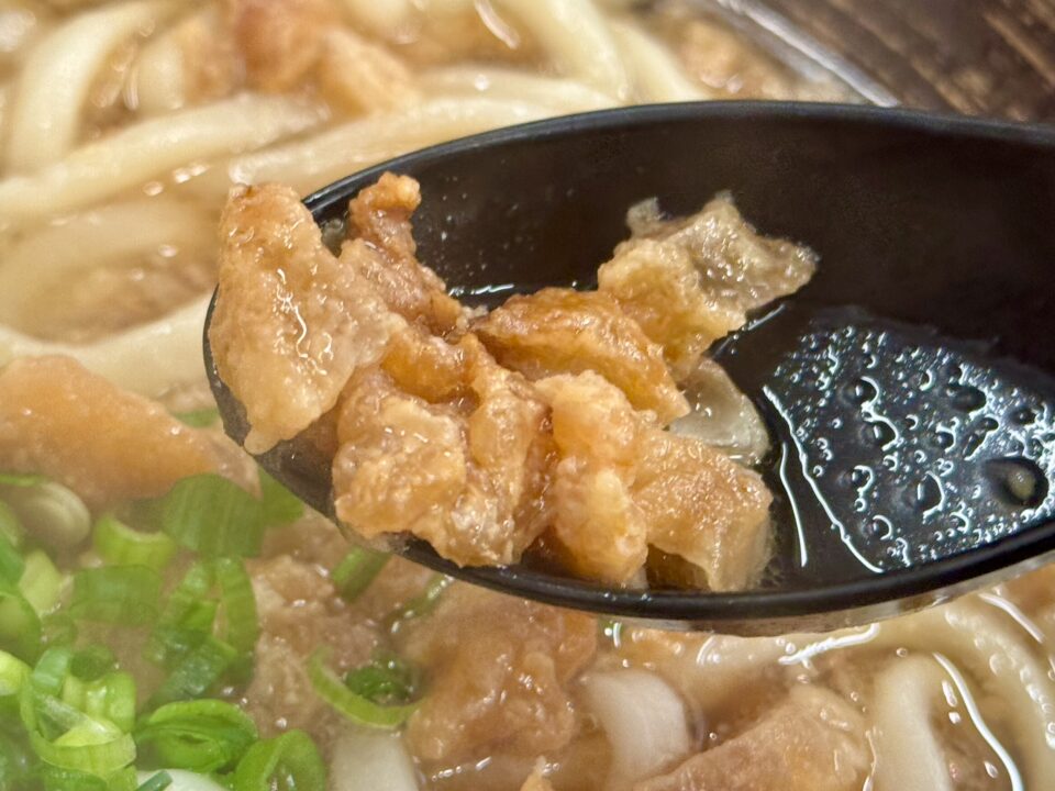 「小倉名物 肉うどんいのうえ 大分店」佐賀牛脂かすうどん