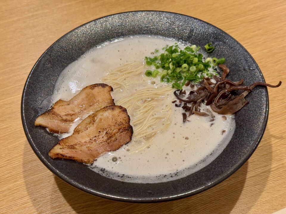 「あんてい〜はなれ〜」純とんこつラーメン【白】