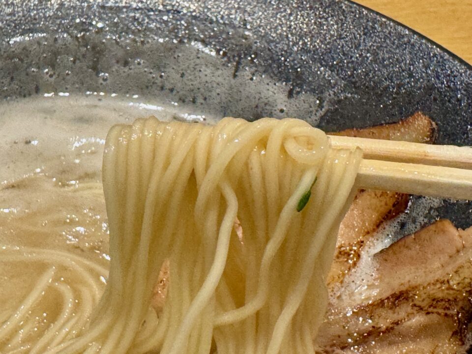 「あんてい〜はなれ〜」純とんこつラーメン【白】