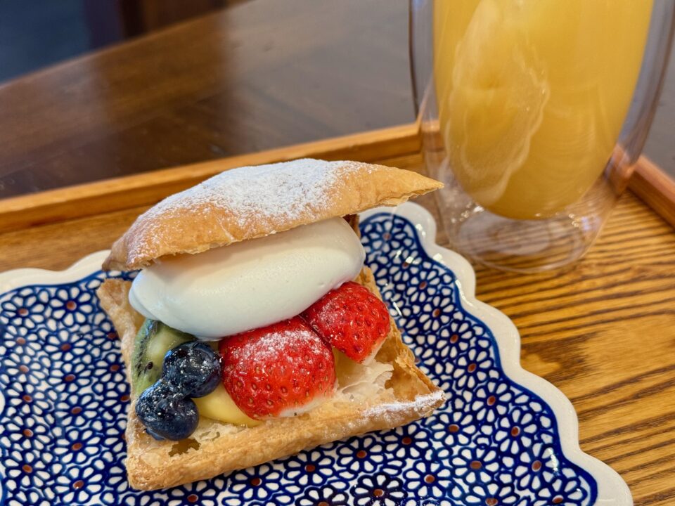 「凡と凛 Dining」ケーキセット(ミルフィーユ+リンゴジュース)