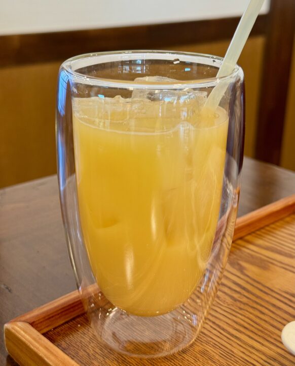 「凡と凛 Dining」リンゴジュース