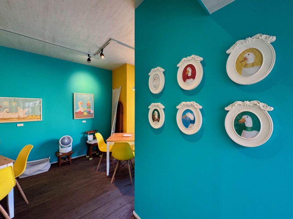 「AHIRU CAFE 八わのあひる」店内