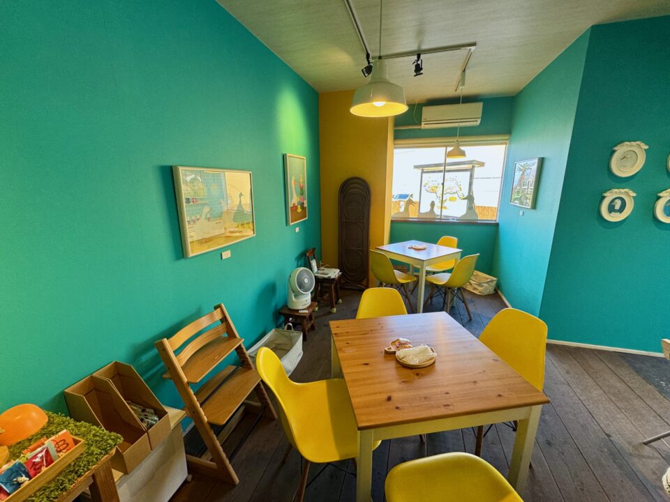 「AHIRU CAFE 八わのあひる」店内