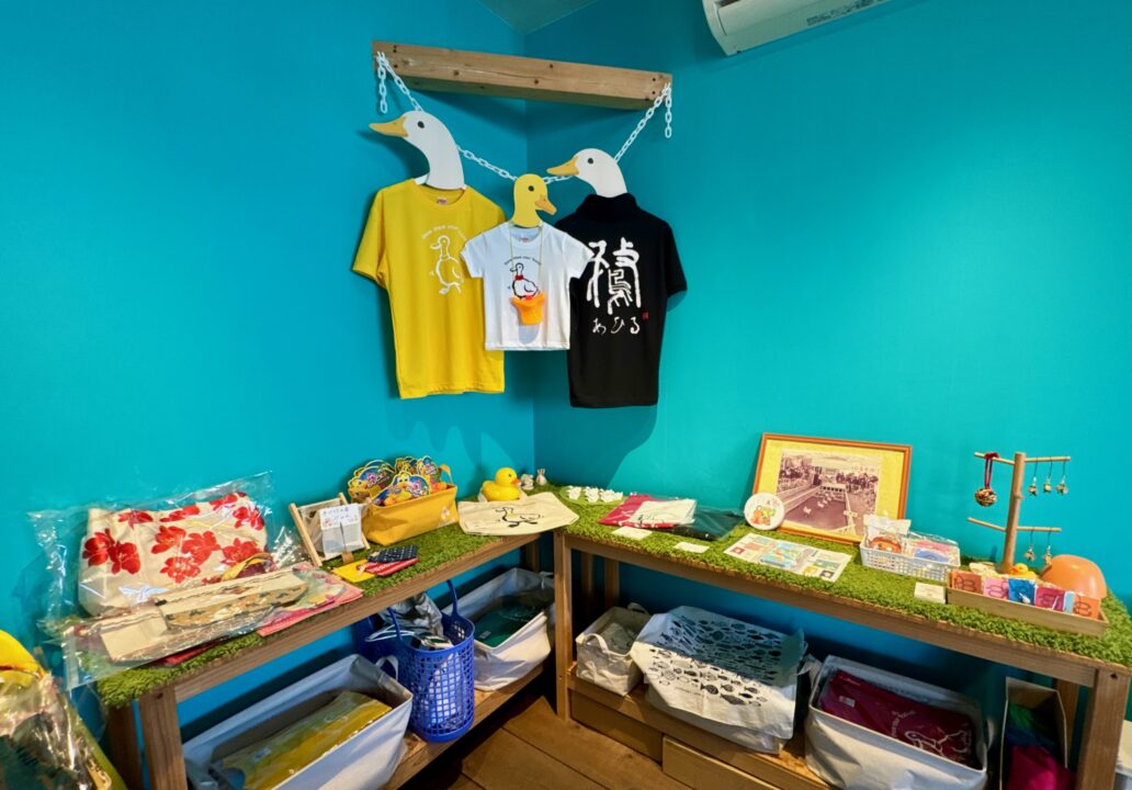 「AHIRU CAFE 八わのあひる」店内