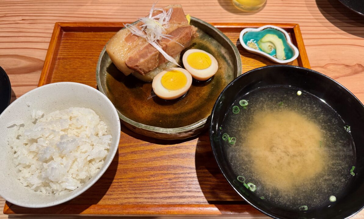 「地鶏屋 井むら」角煮定食