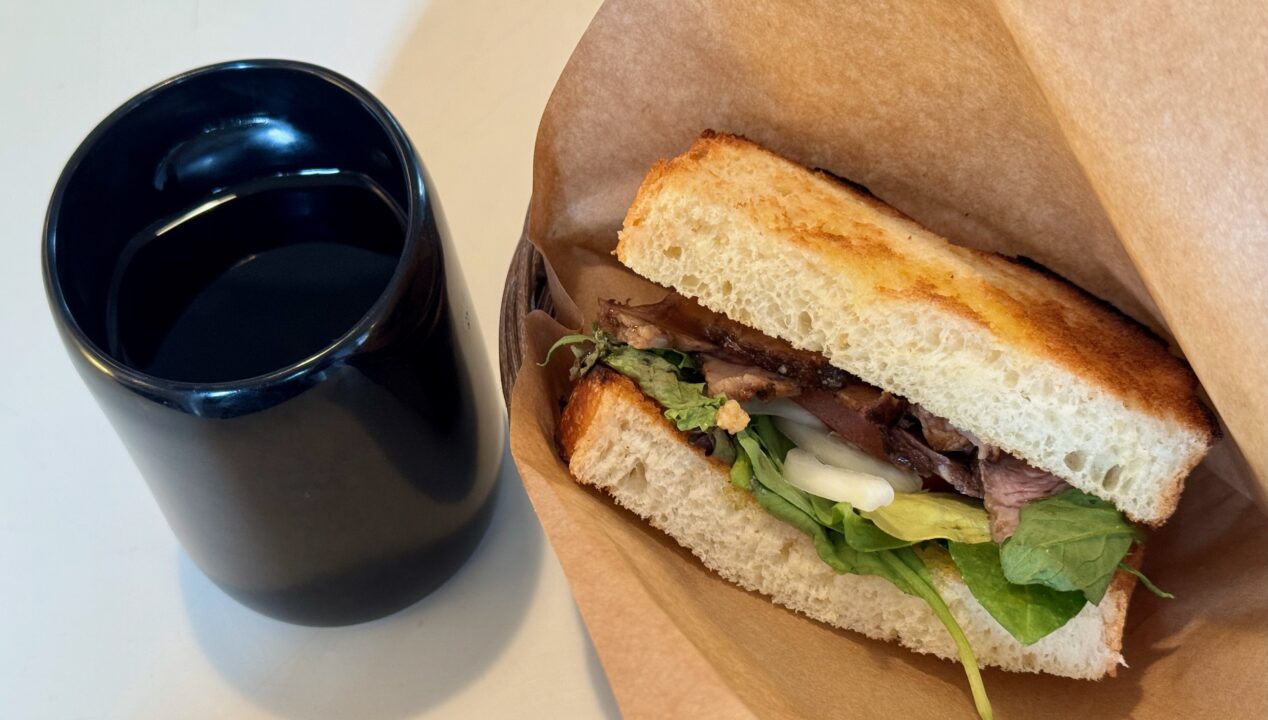 「ABEM ABETHI COFFEE」（アベムアベチコーヒー）ローストビーフサンドイッチ