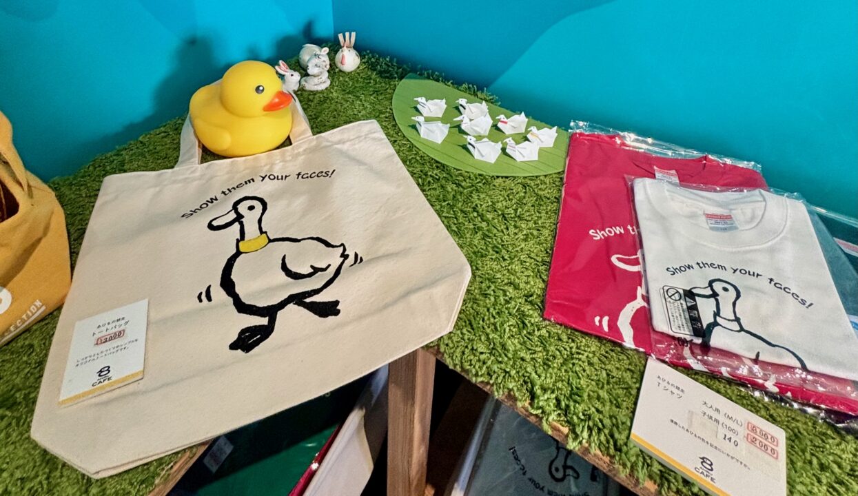 「AHIRU CAFE 八わのあひる」店内