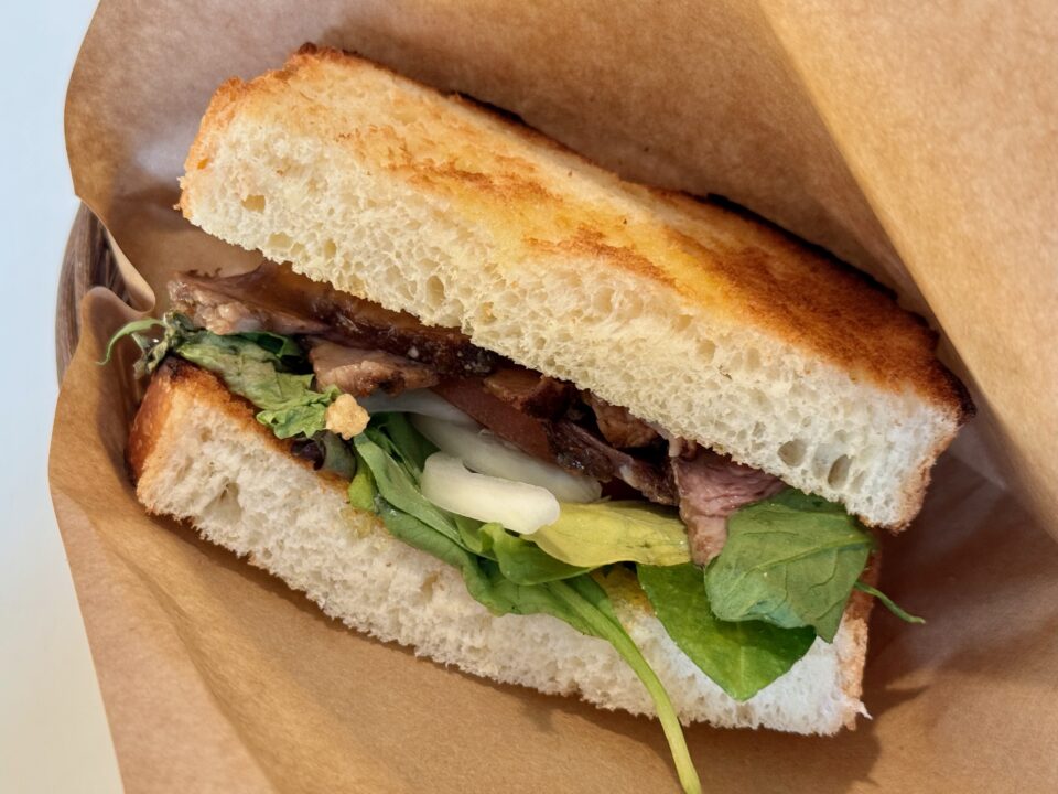 「ABEM ABETHI COFFEE」（アベムアベチコーヒー）ローストビーフサンドイッチ