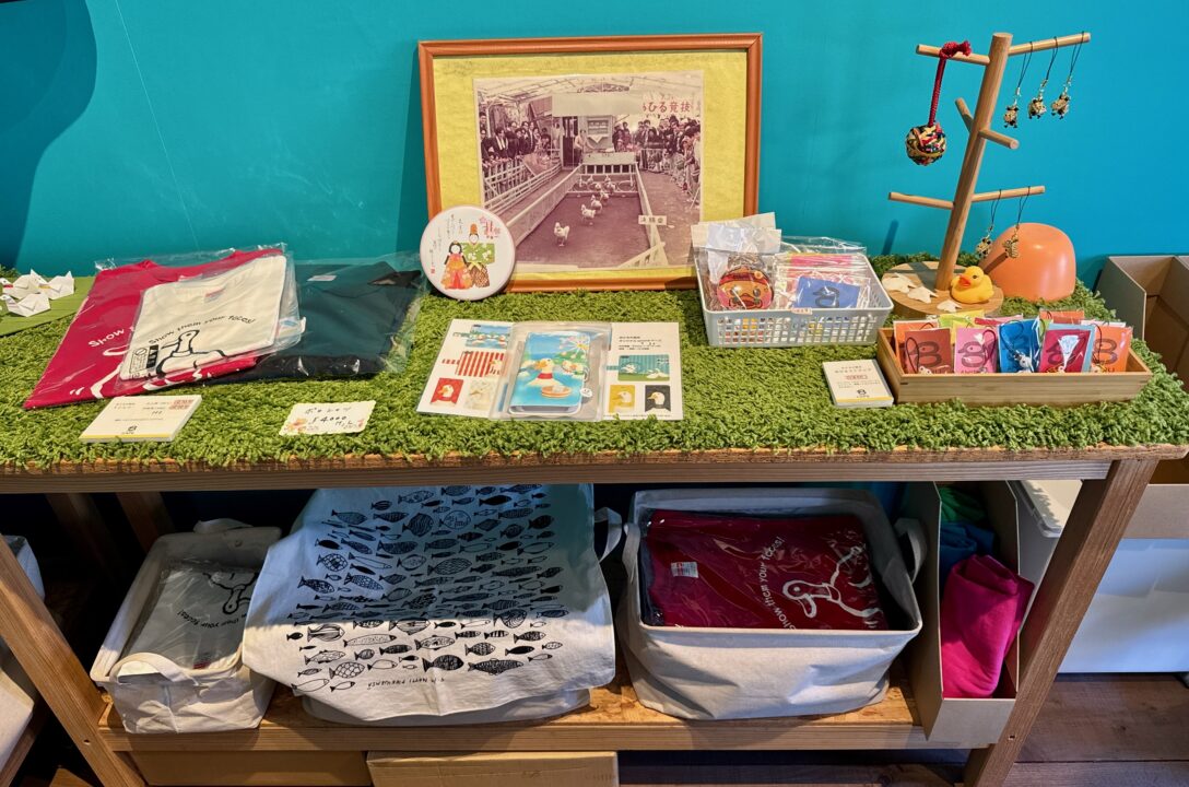 「AHIRU CAFE 八わのあひる」店内