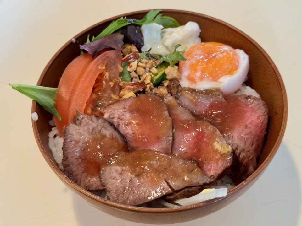 「ABEM ABETHI COFFEE」（アベムアベチコーヒー）ローストビーフ丼