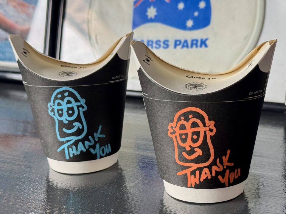 「OZI CAFE HIMESHIMA（オージーカフェヒメシマ）」フラットホワイト＆カプチーノ