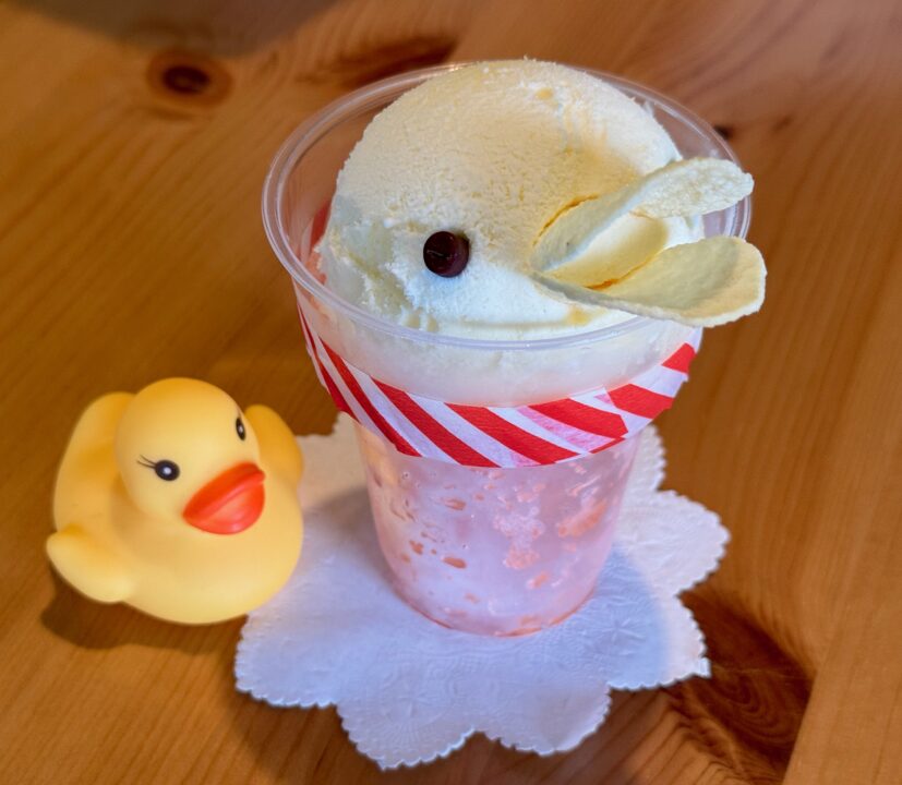 「AHIRU CAFE 八わのあひる」あひるアイスクリーム