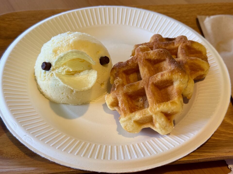 「AHIRU CAFE 八わのあひる」あひるワッフル