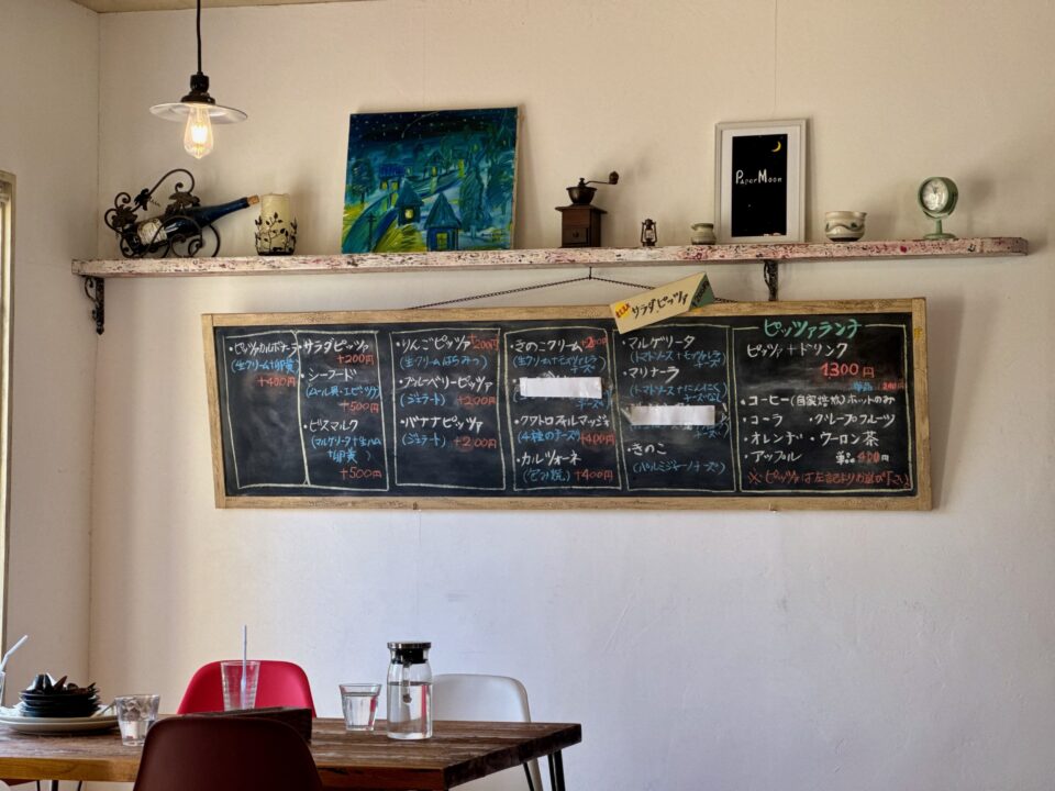 「カフェ ペーパームーン」店内