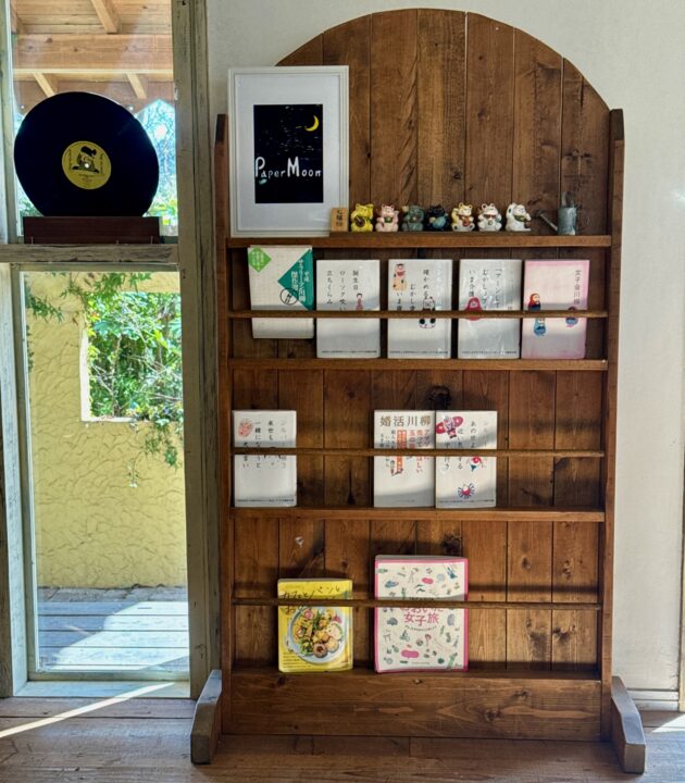 「カフェ ペーパームーン」店内