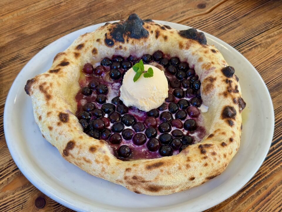 「カフェ ペーパームーン」ブルーベリーピッツァ