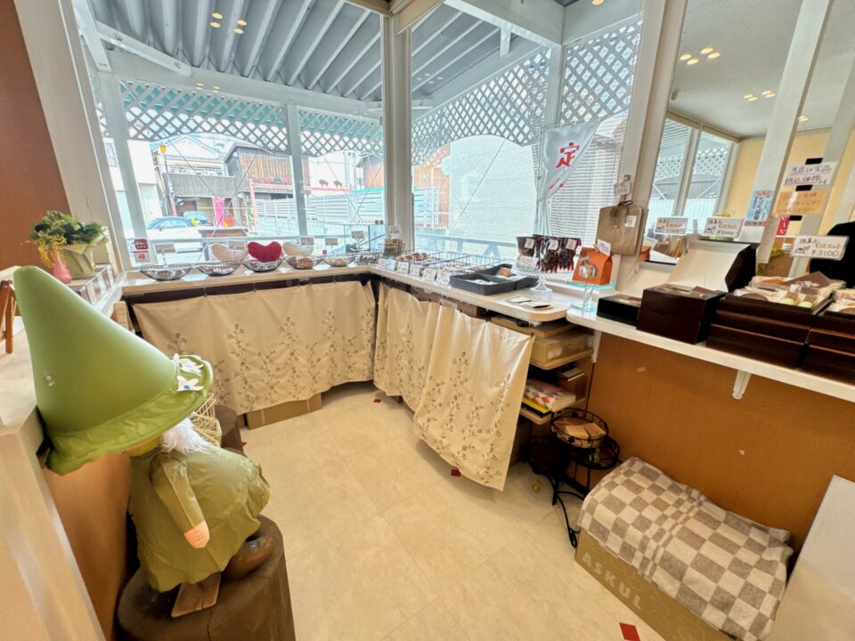 「sweets & cafe tree」（スイーツアンドカフェ ツリー）店内